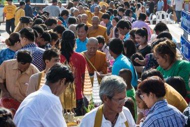 Samutprakarn, Tayland - Ekim 28: Budist rahipler Budist oruç gün sonu için insanlardan sunan yiyecek verilir. 28 Ekim 2015 Samutprakarn, Tayland.