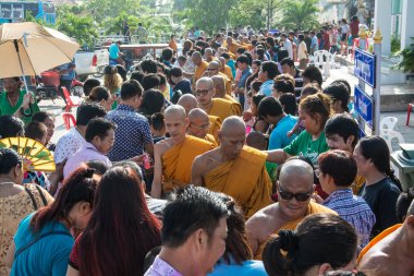 Samutprakarn, Tayland - Ekim 28: Budist rahipler Budist oruç gün sonu için insanlardan sunan yiyecek verilir. 28 Ekim 2015 Samutprakarn, Tayland.