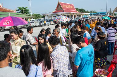 Samutprakarn, Tayland - Ekim 28: Budist rahipler Budist oruç gün sonu için insanlardan sunan yiyecek verilir. 28 Ekim 2015 Samutprakarn, Tayland.