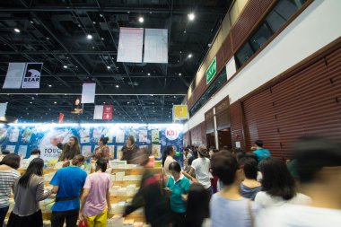 Bangkok, Tayland - 24 Ekim 2015: Kitap Fuarı 24 Ekim 2015 üzerinde Bangkok, Tayland, tanımlanamayan ziyaretçi