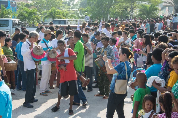 Samutprakarn, TAILANDIA - OCT 28: la gente toca música y danza tradicional tailandesa para el Día de Fin de la Cuaresma Budista. el 28 de octubre de 2015 en Samutprakarn, Tailandia . — Foto de Stock