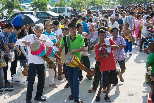 Samutprakarn, Tajlandia - 28 października: grają ludzie, muzyka i tajskiego tańca tradycyjnego na koniec dnia postu buddyjskich. na 28 października 2015 insamutprakarn, Tajlandia. — Zdjęcie stockowe