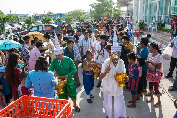 Samutprakarn, TAILANDIA - 28 DE OCTUBRE: Los monjes budistas reciben ofrendas de comida de la gente para el Día de Cuaresma Budista. el 28 de octubre de 2015 en Samutprakarn, Tailandia . — Foto de Stock