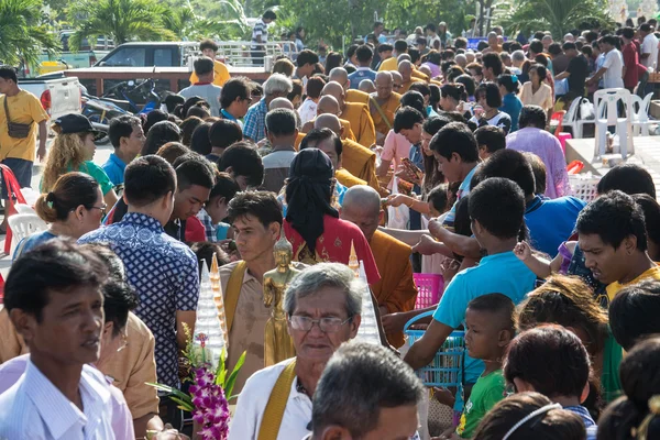Samutprakarn, TAILANDIA - 28 DE OCTUBRE: Los monjes budistas reciben ofrendas de comida de la gente para el Día de Cuaresma Budista. el 28 de octubre de 2015 en Samutprakarn, Tailandia . — Foto de Stock
