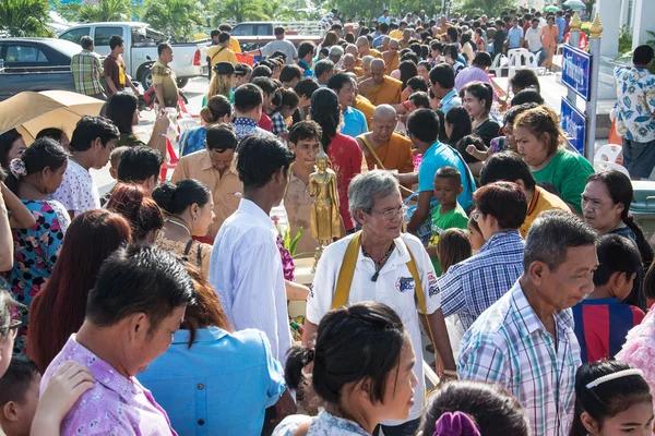 Samutprakarn, Tajlandia - 28 października: Mnichów buddyjskich podano jedzenie od ludzi na koniec dnia postu buddyjskich. na 28 października 2015 w Samutprakarn, Tajlandia. — Zdjęcie stockowe