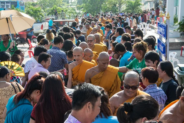 Samutprakarn, TAILANDIA - 28 DE OCTUBRE: Los monjes budistas reciben ofrendas de comida de la gente para el Día de Cuaresma Budista. el 28 de octubre de 2015 en Samutprakarn, Tailandia . — Foto de Stock