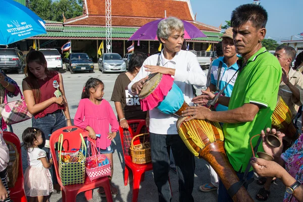 Samutprakarn, Thailand - 28 okt: mensen spelen muziek en Thaise traditionele dans voor einde van boeddhistische vasten dag. op 28 oktober 2015 insamutprakarn, Thailand. — Stockfoto