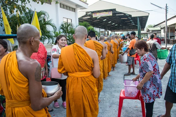 Samutprakarn, TAILANDIA - 28 DE OCTUBRE: Los monjes budistas reciben ofrendas de comida de la gente para el Día de Cuaresma Budista. el 28 de octubre de 2015 en Samutprakarn, Tailandia . — Foto de Stock