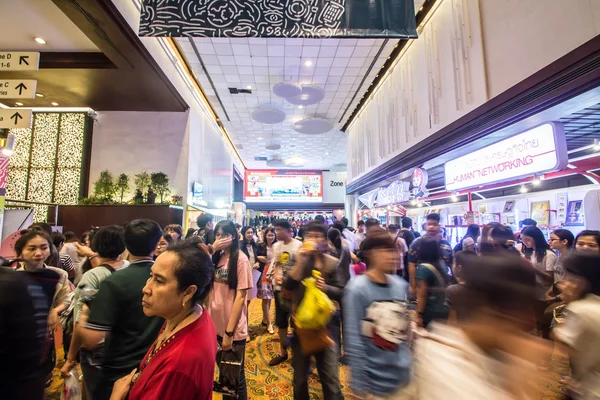 Bangkok, Tailândia - 24 de outubro de 2015: Visitantes não identificados na feira de livros em 24 de outubro de 2015 em Bangkok, Tailândia — Fotografia de Stock