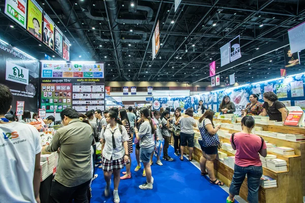 Bangkok, Tailândia - 24 de outubro de 2015: Visitantes não identificados na feira de livros em 24 de outubro de 2015 em Bangkok, Tailândia — Fotografia de Stock