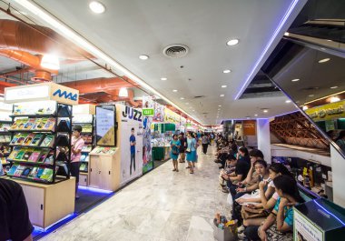 Bangkok, Tayland - 24 Ekim 2015: Kitap Fuarı 24 Ekim 2015 üzerinde Bangkok, Tayland, tanımlanamayan ziyaretçi