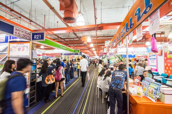 Bangkok, Tailândia - 24 de outubro de 2015: Visitantes não identificados na feira de livros em 24 de outubro de 2015 em Bangkok, Tailândia — Fotografia de Stock