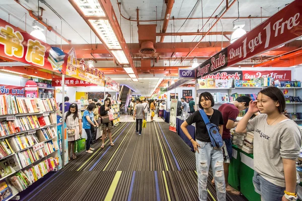 Bangkok, Tayland - 24 Ekim 2015: Kitap Fuarı 24 Ekim 2015 üzerinde Bangkok, Tayland, tanımlanamayan ziyaretçi
