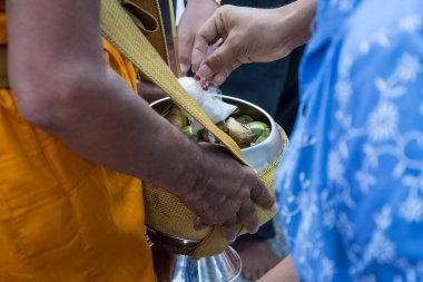 Budist rahipler Budist oruç gün sonu için insanlardan sunan gıda verilir