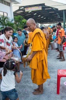 Samutprakarn, Tayland - Ekim 28: Budist rahipler Budist oruç gün sonu için insanlardan sunan yiyecek verilir. 28 Ekim 2015 Samutprakarn, Tayland.