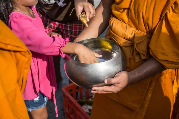 Buddhistische Mönche erhalten zum Ende der buddhistischen Fastenzeit von den Menschen Nahrungsmittel geschenkt — Stockfoto