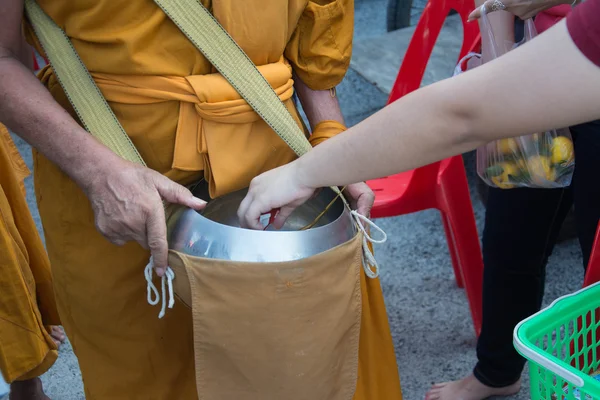 Boeddhistische monniken worden gegeven voedsel aanbieden van mensen voor einde van boeddhistische vasten dag — Stockfoto