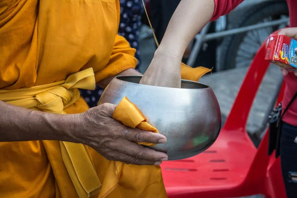 Buddhistische Mönche erhalten zum Ende der buddhistischen Fastenzeit von den Menschen Nahrungsmittel geschenkt — Stockfoto