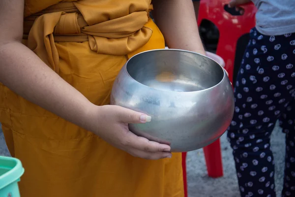 Boeddhistische monniken worden gegeven voedsel aanbieden van mensen voor einde van boeddhistische vasten dag — Stockfoto