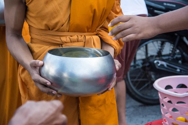 Buddhistische Mönche erhalten zum Ende der buddhistischen Fastenzeit von den Menschen Nahrungsmittel geschenkt — Stockfoto