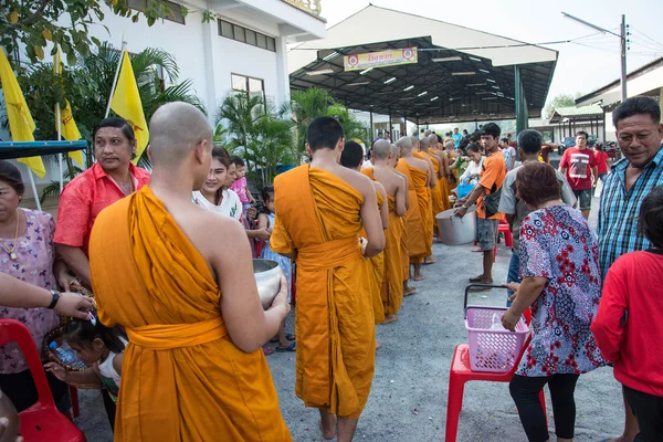 Samutprakarn, TAILANDIA - 28 DE OCTUBRE: Los monjes budistas reciben ofrendas de comida de la gente para el Día de Cuaresma Budista. el 28 de octubre de 2015 en Samutprakarn, Tailandia . — Foto de Stock