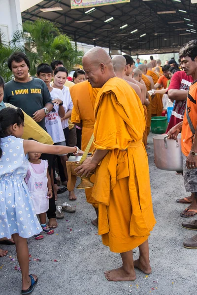 Samutprakarn, TAILANDIA - 28 DE OCTUBRE: Los monjes budistas reciben ofrendas de comida de la gente para el Día de Cuaresma Budista. el 28 de octubre de 2015 en Samutprakarn, Tailandia . — Foto de Stock