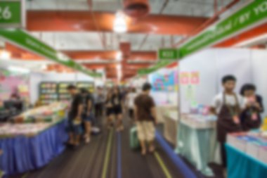 Sergide yürüyen soyut insanlar bulanık arkaplan