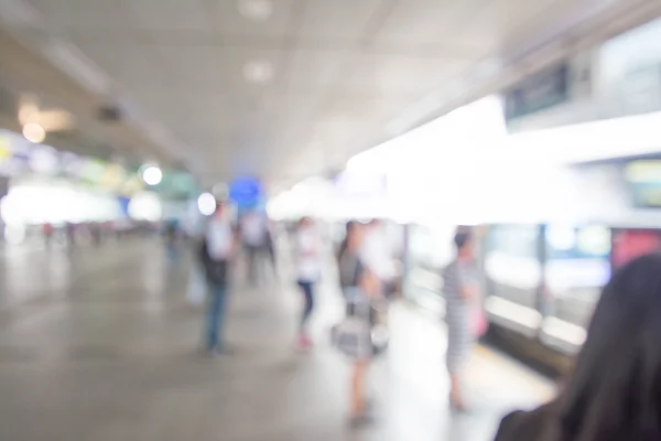 Suddig bild av passagerare på sky train station — Stockfoto