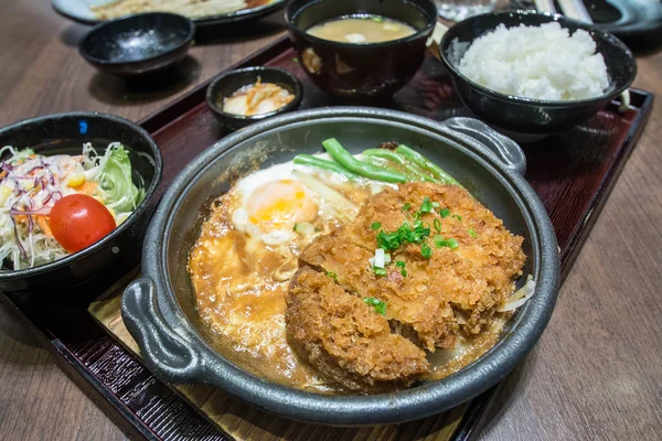 Deep Fired pork boiled  with fresh egg top on the rice bowl. basic Japanese food — Stock Photo, Image