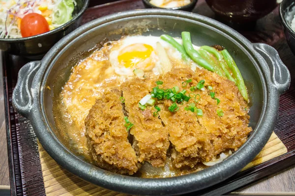 Cerdo de fuego profundo hervido con tapa de huevo fresco en el tazón de arroz. comida japonesa básica —  Fotos de Stock
