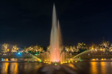 Suan Luang Rama 9 Park ve Botanik Bahçesi fıskiyede gece Bangkok'ta en büyüğüdür