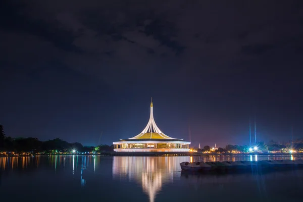 Hall Ratchamongkhon Suan Luang Rama 9 Parque e Jardim Botânico é o maior em Bangkok à noite — Fotografia de Stock