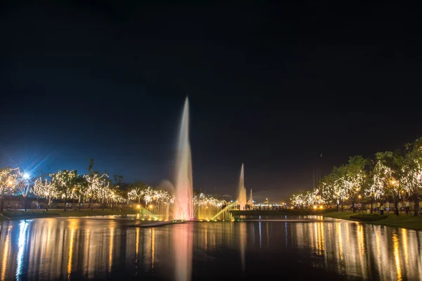 Brunnen in der Nacht im suan luang rama 9 park und botanischen garten ist der größte in bangkok — Stockfoto