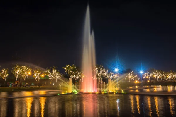 Brunnen in der Nacht im suan luang rama 9 park und botanischen garten ist der größte in bangkok — Stockfoto