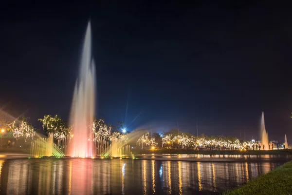 Brunnen in der Nacht im suan luang rama 9 park und botanischen garten ist der größte in bangkok — Stockfoto