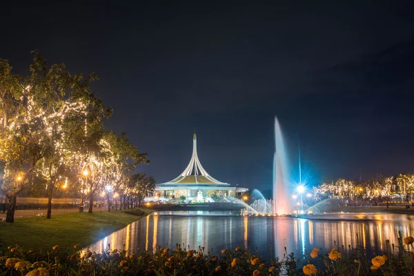 Hall Ratchamongkhon Suan Luang Rama 9 Park and Botanical Garden adalah yang terbesar di Bangkok pada malam hari — Stok Foto