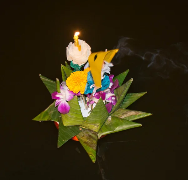 Festival Loy Krathong en Thaïlande. La cérémonie annuelle pour présenter des excuses au Dieu de la rivière — Photo