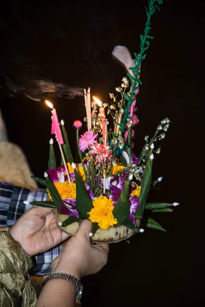 Festival Loy Krathong en Thaïlande. La cérémonie annuelle pour présenter des excuses au Dieu de la rivière — Photo