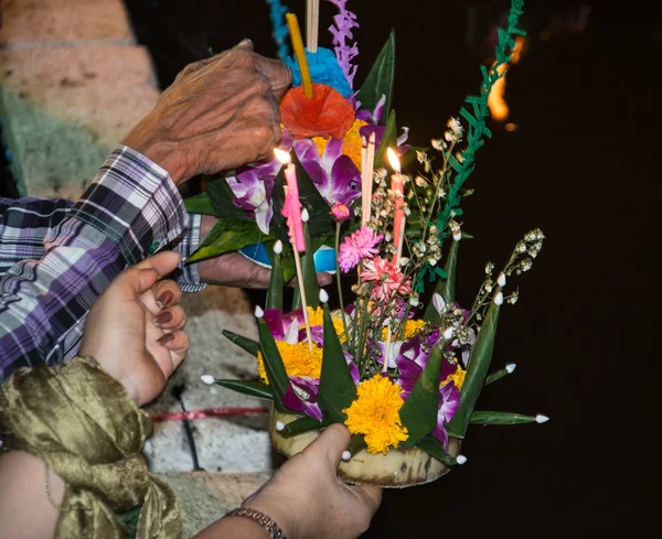 Loy Krathong festival in Thailand. The annual ceremony to apologize the God of river — Stock Photo, Image