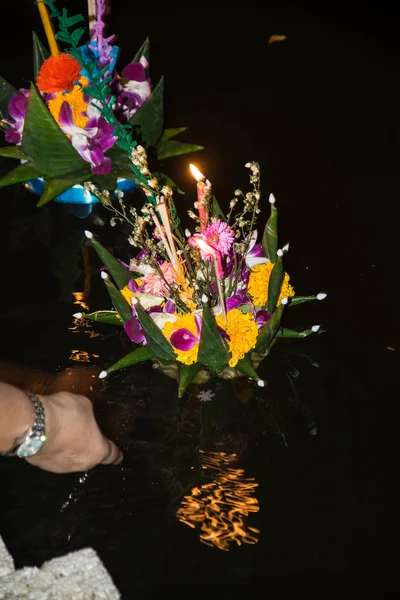 Festival Loy Krathong en Tailandia. La ceremonia anual para pedir disculpas al Dios del río — Foto de Stock