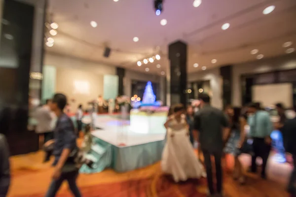 Blur image of wedding party in large hall for background usage. — Stock Photo, Image