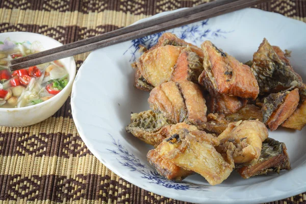 Dipecat ikan dengan saus ikan, makanan thai — Stok Foto