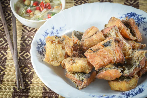Dipecat ikan dengan saus ikan, makanan thai — Stok Foto