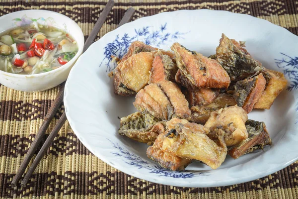 Gebrannter Fisch mit Fischsoße, thailändisches Essen — Stockfoto