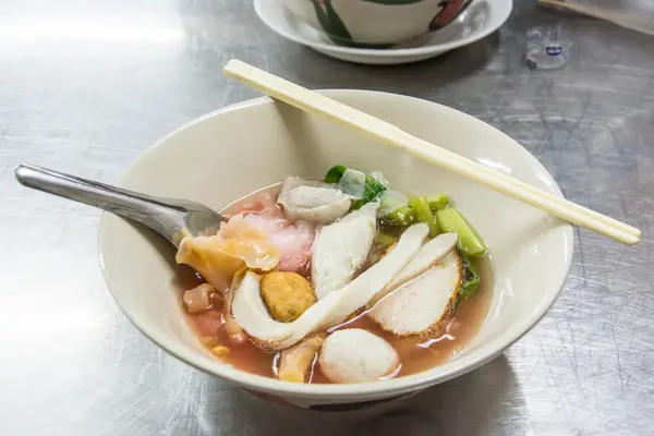 Mie dengan sup makanan laut dan saus merah . — Stok Foto