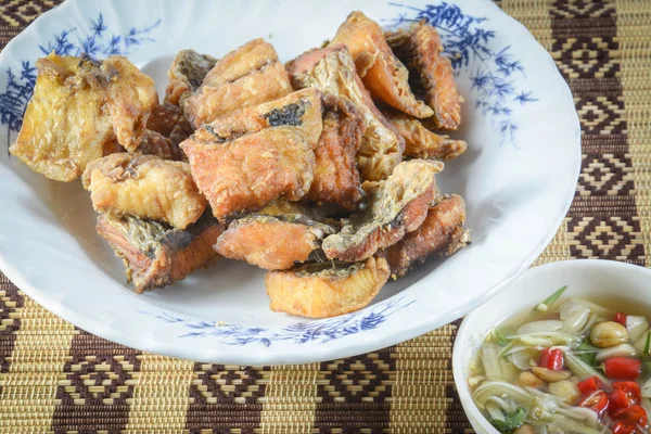 Dipecat ikan dengan saus ikan, makanan thai — Stok Foto