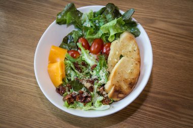 Taze salata yapardı, peynir ve domates ile. Üstten Görünüm