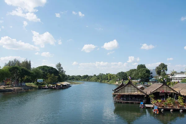 Casa flutuante no rio Kwai. Kanchanaburi da Tailândia . — Fotografia de Stock