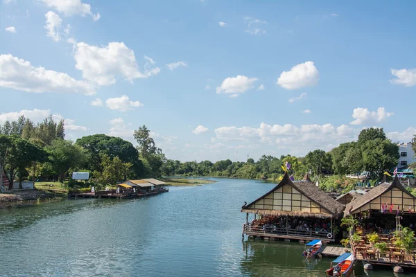 Casa flutuante no rio Kwai. Kanchanaburi da Tailândia . — Fotografia de Stock