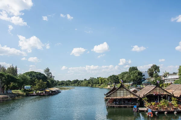 Casa flutuante no rio Kwai. Kanchanaburi da Tailândia . — Fotografia de Stock